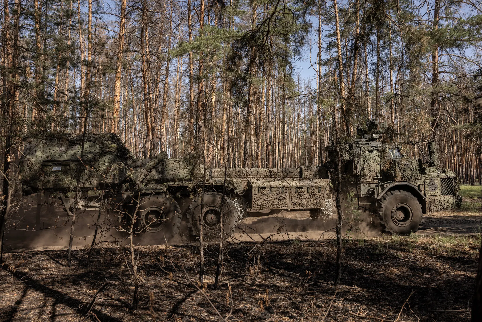 Бійці 45-ї української бригади цього місяця переміщують шведську колісну самохідну гаубицю Archer калібру 155 мм у Харківській області.